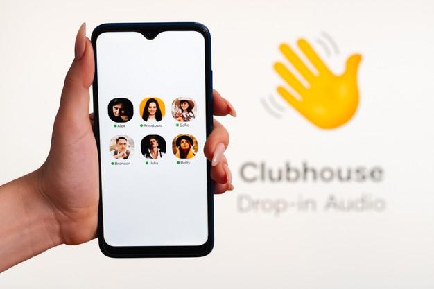 Хайп прошел, а социальная сеть Clubhouse живет: комнаты, модераторы и приглашения в Клабхаус